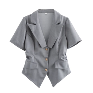 Blazer gris à manches courtes avec taille froncée et boutons dorés sur fond blanc