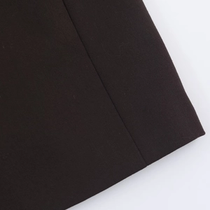 Vue macro détaillée du tissu sergé marron foncé et des coutures soignées de l'ensemble