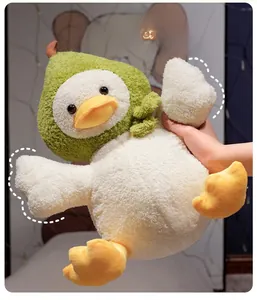 Gros plan d'une peluche canard en forme de poire avec tissu doux et pieds jaune vif