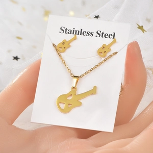 Set gioielli con chitarra in acciaio inossidabile dorato, collana e orecchini a perno