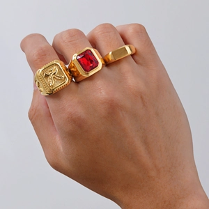 Bagues homme plaquées or 18 carats avec relief d'aigle et zircon rouge portées