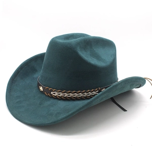 Dunkelgrüner Cowboyhut aus Wildlederimitat mit braunem Lederband und Nieten auf Weiß