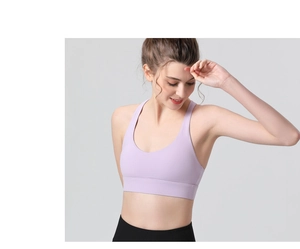 Gros plan du soutien-gorge de sport sans couture lilas avec bretelles larges et tissu
