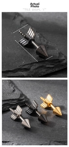 Détails des boucles d'oreilles flèches en acier titane en finitions argent, noir et or