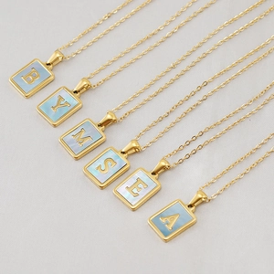 Collane placcate in oro 18K con ciondoli rettangolari in madreperla blu e lettere