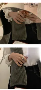 Dettaglio degli anelli in argento sterling S925 indossati con un outfit in maglia