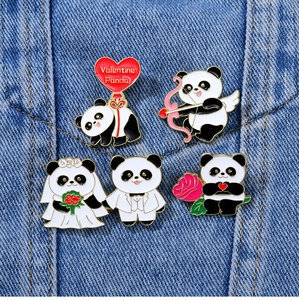 Detailansicht von fünf süßen Panda-Emaille-Pins mit Hochzeits- und Valentinstag-Motiven