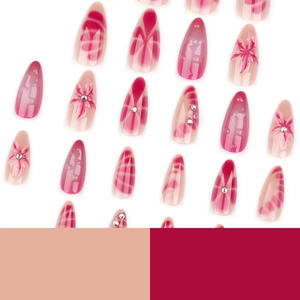 Faux ongles amande roses avec art floral, strass 3D et dégradés sur fond blanc
