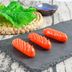 Lot de trois modèles réalistes de saucisses hot-dog en PVC avec texture grillée sur pierre