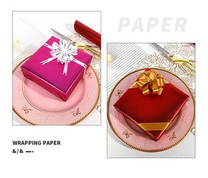 Luxe mat gealuminiseerd cadeaupapier getoond in elegante rode en magenta geschenkdozen.
