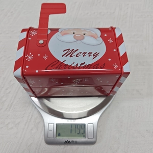 Boîte cadeau boîte aux lettres de Noël pesant 119,9g sur une balance numérique