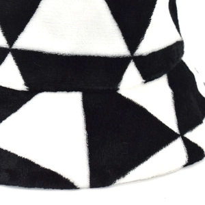 Moderner Plüsch-Anglerhut mit schwarz-weißem geometrischem Dreiecksmuster für Winter