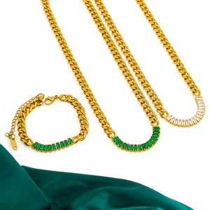 Parure en acier titane avec zirconias verts baguette sur fond de velours élégant