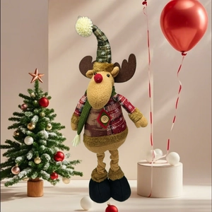 Détail d'un renne de Noël en peluche avec jambes télescopiques et tenue de fête