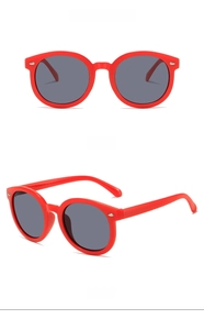 Vues de face et de profil de lunettes de soleil pour enfants avec monture rouge et verres gris