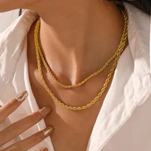 Detaillierte Makroansicht einer mehrlagigen 18K vergoldeten Kordelkette an einem Modell.