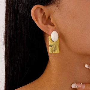 Boucles d'oreilles rétro en acrylique à motif marbré sur un modèle féminin