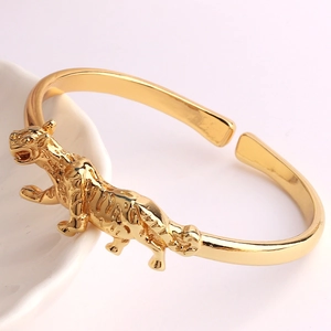 Dettaglio di un bracciale a polsino con leopardo placcato oro e micro-pavé di zirconi