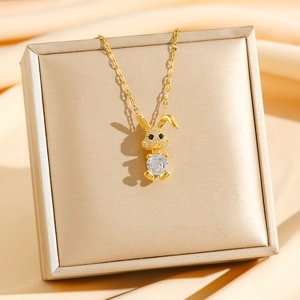 Collana con coniglio dorato e ciondolo in zircone bianco su confezione regalo