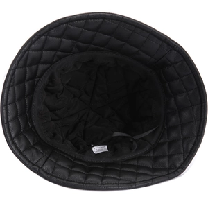 Détail d'un bob en similicuir noir matelassé avec doublure et cordon de serrage réglable