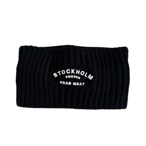 Breites schwarzes Rippstrick-Stirnband mit weißer Stockholm Sweden Stickerei für Damen