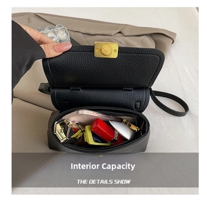 Vue détaillée du sac carré en cuir noir grainé montrant sa capacité de rangement