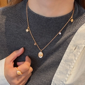 Parure collier et bague en nacre plaqué or 18 carats avec étoile sur mannequin