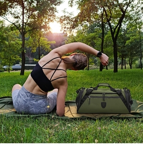 Sac de sport vert armée avec compartiment chaussures et sangles en nylon durable