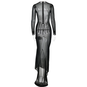 Vue détaillée du dos d'une robe maxi en mesh noir avec manches longues et traîne au sol