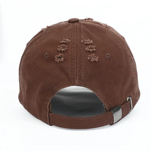 Casquette de baseball en coton marron vieilli avec détails usés et boucle en métal réglable