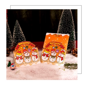 Détail de cartes de Noël 3D avec marquage à l'or et bonhomme de neige sur la neige