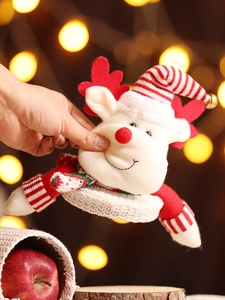 Nahaufnahme einer Plüsch Rentier Weihnachtsbox mit weicher Textur und warmem Bokeh-Licht