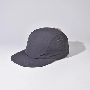 Détail de la casquette camp gris anthracite avec panneaux latéraux perforés au laser