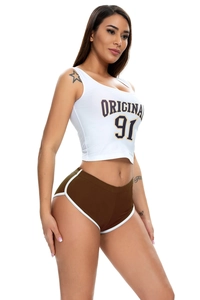 Detaillierte Seitenansicht des Sportsets mit weißem Crop-Top und brauner Shorts