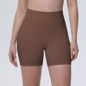 Détail du short de yoga taille haute marron chocolat avec tissu sans couture gainant