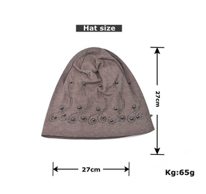 Vue détaillée du bonnet en tricot d'hiver avec motifs en strass et dimensions précises