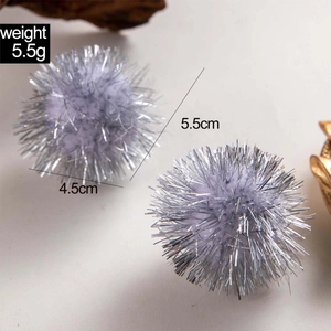 Detail von silbernen Glitzer-Bommel-Ohrringen mit Größe und 5,5g Gewichtsangabe