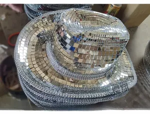 Dettaglio di un cappello da cowboy disco con specchietti argentati e bordo di strass