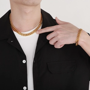 Detail eines vergoldeten Hip-Hop Cuban Link Ketten- und Armband-Sets am Modell