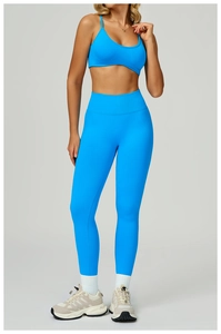 Détail de l'ensemble de yoga bleu électrique sans couture avec legging et haut court