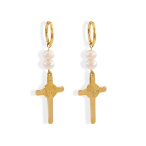 Boucles d'oreilles créoles dorées vintage avec perles blanches et charm croix religieuse