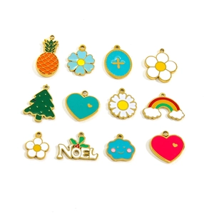 Set di 12 ciondoli colorati in smalto e acciaio inox con fiori arcobaleno cuore ananas