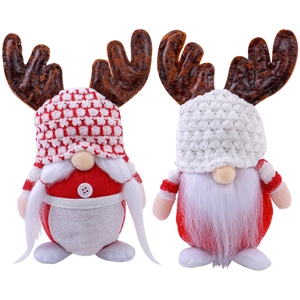 Paire de gnomes de Noël avec bois de cerf et bonnets tricotés sur fond blanc immaculé