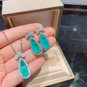 Nahaufnahme von tropfenförmigem grünem Edelsteinschmuck in einer Luxus-Box