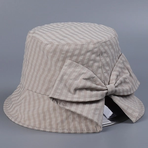 Détail d'un chapeau cloche à carreaux de style japonais avec nœud décoratif pour l'été