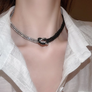 Dettaglio della collana Y2K con catena d'argento con cristalli e perle nere