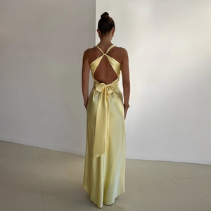 Robe longue élégante en satin jaune avec col en V sexy, dos nu et grand nœud