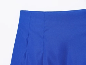 Vue détaillée de la jupe midi plissée bleu électrique avec tissu sergé et coutures
