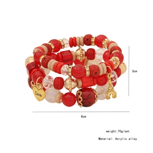 Set dettagliato di bracciali con perline rosse, torre Eiffel e ciondoli cuore