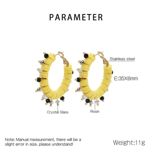 Vue détaillée des boucles d'oreilles créoles en résine jaune et perles de cristal